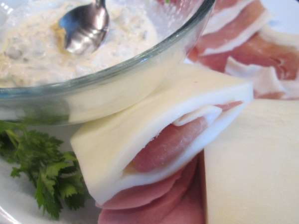 В кусках сыра осторожно сделать «кармашек» — разрез в середине. Вложить в него ветчину. Можно дополнительно вложить кружочки варенного яйца, как было в оригинальном рецепте. В кусках сыра осторожно сделать «кармашек» — разрез в середине. Вложить в него ветчину. Можно дополнительно вложить кружочки варенного яйца, как было в оригинальном рецепте.