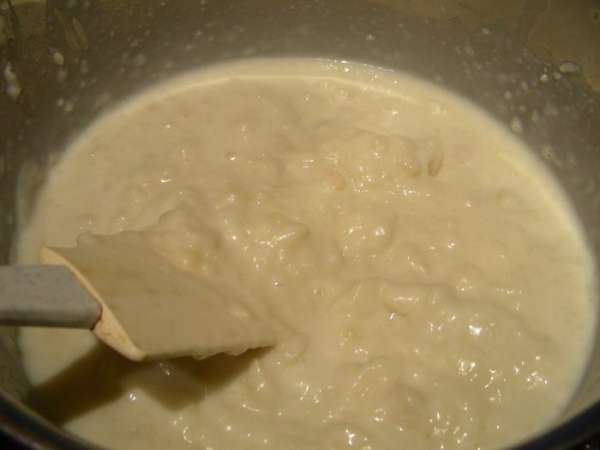 Солим, перчим по вкусу, вводим желтки. Снимаем с огня и оставляем остывать. У меня на этом этапе осталось некоторое количество комочков, поэтому я тесто пропустила через сито.
Солим, перчим по вкусу, вводим желтки. Снимаем с огня и оставляем остывать. У меня на этом этапе осталось некоторое количество комочков, поэтому я тесто пропустила через сито.