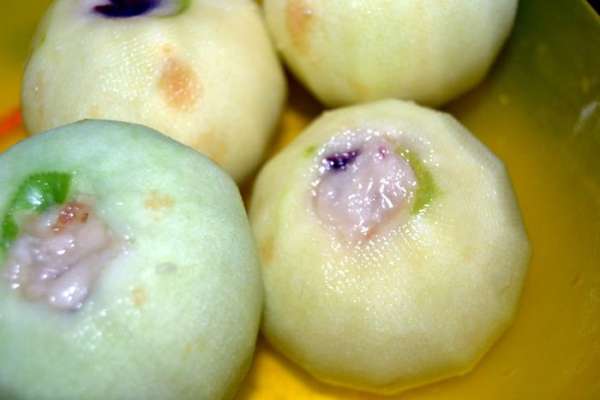 Заполнить марципановой начинкой яблоки (так же можно приготовить и груши). Заполнить марципановой начинкой яблоки (так же можно приготовить и груши).