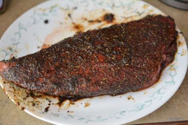 Кусок говядины задняя часть/London broil. Комнатной температуры кусок говядины смазать со всех сторон готовой смесью. Дать полежать 15 мин.