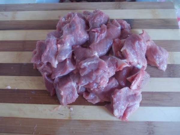 Говядину порезать кубиком.