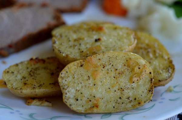 Готовый картофель подавать как гарнир. Приятного аппетита.