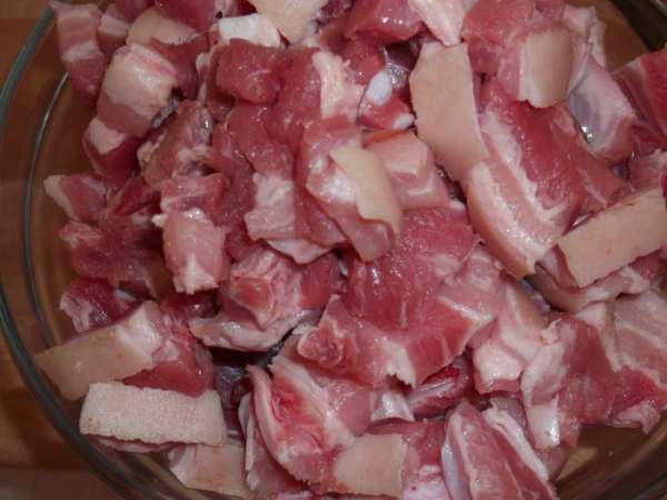 нарезаем небольшими кусочками мясо нарезаем небольшими кусочками мясо
