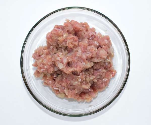 Пока тесто отдыхает, приготовить фарш. Мясо можно использовать любое, но предпочтительнее куриное или свиная вырезка. Мясо перекрутить на мясорубке с луком и чесноком, посолить, поперчить. Хорошо перемешать. Пока тесто отдыхает, приготовить фарш. Мясо можно использовать любое, но предпочтительнее куриное или свиная вырезка. Мясо перекрутить на мясорубке с луком и чесноком, посолить, поперчить. Хорошо перемешать.