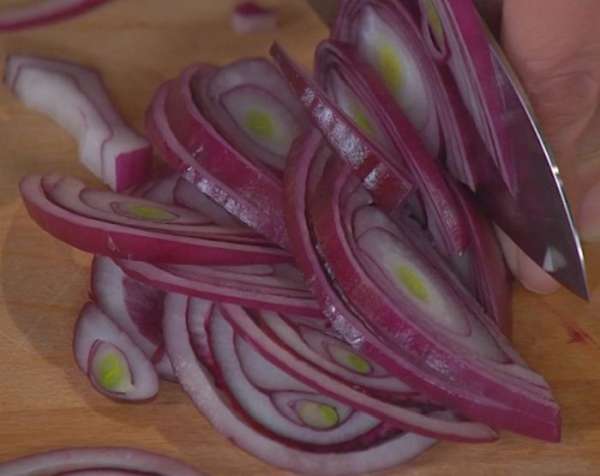 Лук почистить и нарезать тонкими полукольцами.