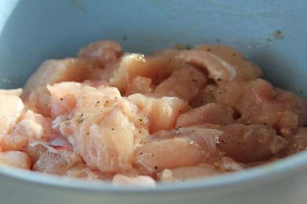 Куриные грудки нарезать небольшими кусочками, посолить и добавить соду, специи. Лимонным соком хорошо сбрызнуть грудки, добавить крахмал. Оставить на 15 - 20 минут, затем каждый кусочек обвалять в муке. Куриные грудки нарезать небольшими кусочками, посолить и добавить соду, специи. Лимонным соком хорошо сбрызнуть грудки, добавить крахмал. Оставить на 15 - 20 минут, затем каждый кусочек обвалять в муке.