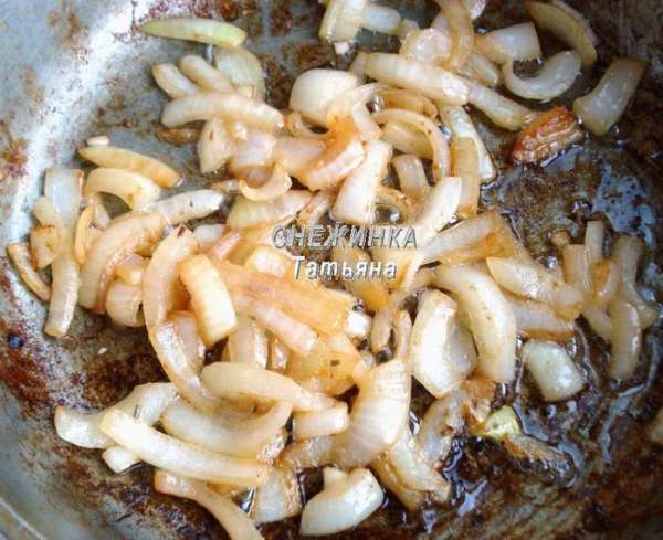 Лук чистим и нарезаем довольно крупно. Обжариваем на сковороде на сливочном масле (используем 25 г масла), я бы даже сказала — обвяливаем. Остужаем.

