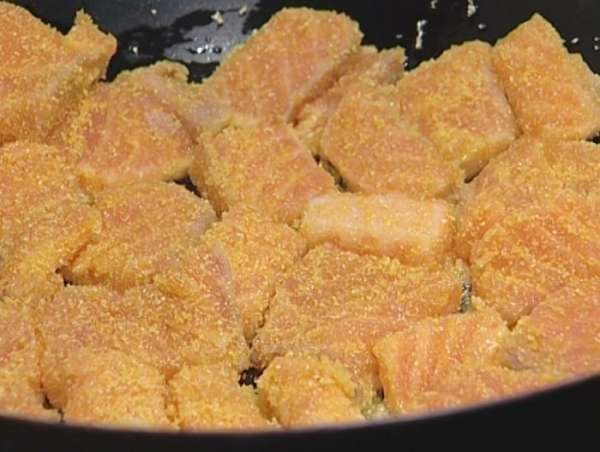 В сковороде вок разогреть по 1 ст. ложке арахисового и кунжутного масла, обжарить рыбу с обеих сторон и выложить на тарелку. В сковороде вок разогреть по 1 ст. ложке арахисового и кунжутного масла, обжарить рыбу с обеих сторон и выложить на тарелку.