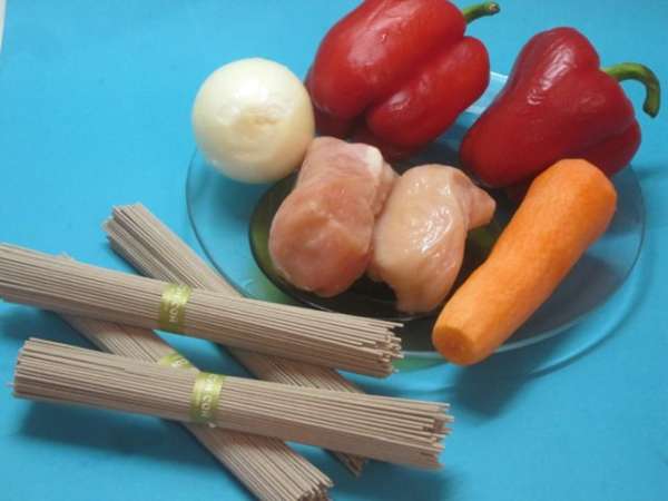 Взять продукты: лапшу гречневую (собу), филе куриное, морковь, репчатый лук, сладкий перец.