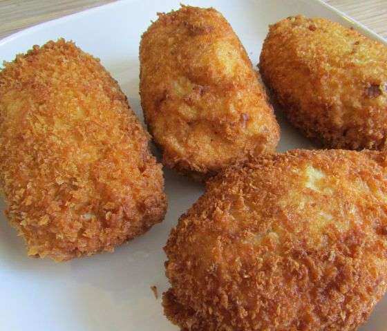 Аккуратно, при помощи шумовки, переложить котлету в форму для запекания. Поставить, в заранее разогретую до 200°C духовку,  довести до готовности, около 4-5 минут. 