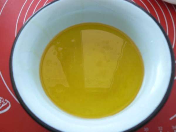 воду с солью и сахаром довести до кипения,снять с огня, добавить масло и лим.сок