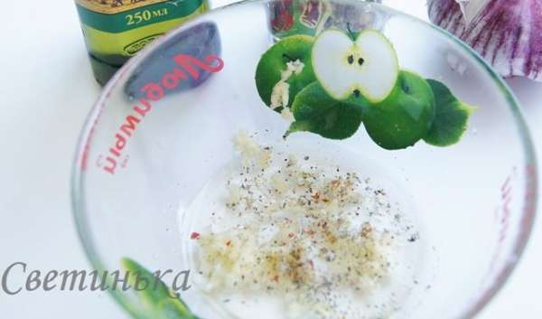 Теперь ароматизируем оливковое масло чесноком и травками. Солим и перчим по вкусу.