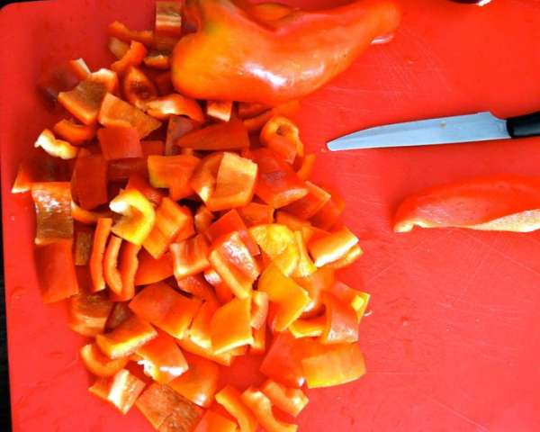 Овощи нарезать - баклажаны и сладкий перец кубиками, лук крупными полосочками...
Овощи нарезать - баклажаны и сладкий перец кубиками, лук крупными полосочками...