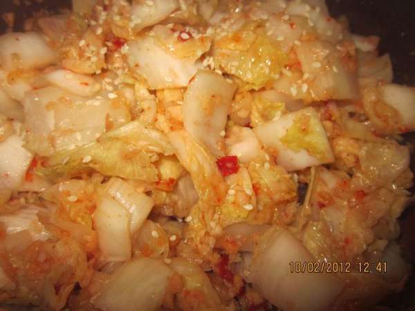 Кимчхи и мясо отлично гармонируют друг с другом. Кимчхи с низким уровнем калорий и большим количеством витаминов, мясо высококалорийно, богато белками, - это превосходная комбинация продуктов во всех аспектах.
А Жареный рис с кимчхи – это одно из легчайших блюд для приготовления. Вы можете добавить в кимчхи лук и морковь.Приятного аппетита!!! 