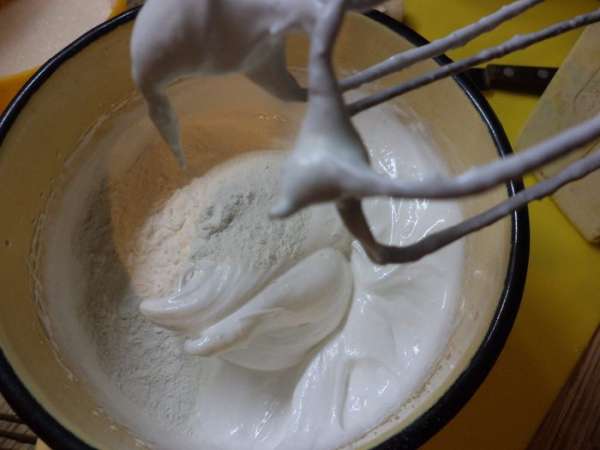 Белки взбить  до устойчивых пиков с сахаром и несколькими каплями уксуса или лимонного сока,в конце всыпать крахмал