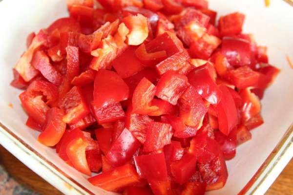 Перец болгарский нарезаем кубиком.