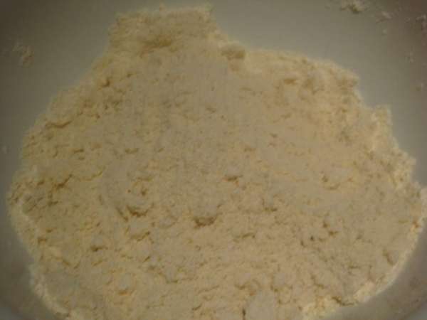 Перетрите все руками в крошку.