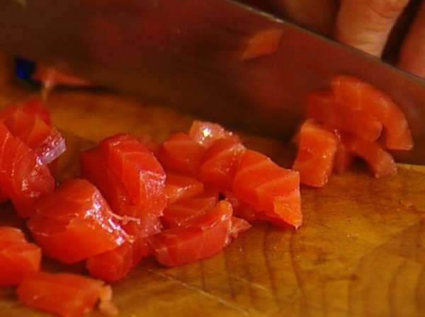 Семгу нарезать небольшими кусочками и добавить к яйцам (немного семги оставить). Семгу нарезать небольшими кусочками и добавить к яйцам (немного семги оставить).