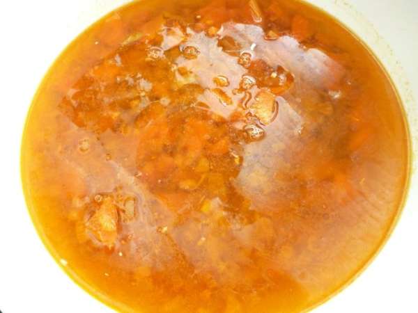 Добавить кипяток или бульон,что бы уровень его был немного выше мяса и овощей ,слегка посолить и тушить под крышкой на медленном огне до готовности мяса.Если жидкость сильно испарится за время приготовления,добавьте еще кипятка. Внимание! Пробуем на соль и перец,если вкус будет не острый,добавьте  еще одну ложку паприки во время приготовления томатной заправки.