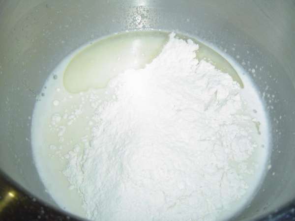 Затем добавляем масло, просеянную муку, Затем добавляем масло, просеянную муку,