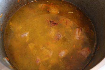 Наливаем в казанок воды так, чтобы скрылось мясо, добавляем бульонные кубики (необязательно).