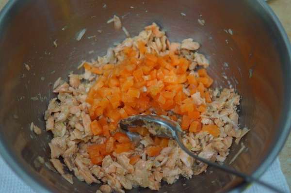 Соленый лосось нарезать мелкими кусочками, добавить к отварному.