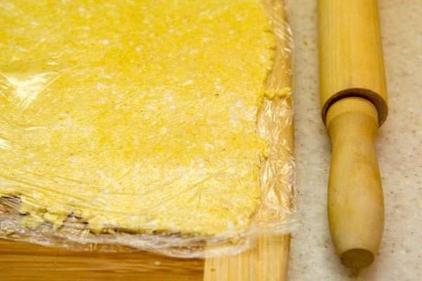 Смешать в миске творог с сахаром, солью и размягченным сливочным маслом.
Добавить кукурузную муку и заместить эластичное тесто. Убрать в холодильник на 15 минут. Раскатать между 2 слоями пищевой пленки. Убрать в холодильник на 15 минут. Смешать в миске творог с сахаром, солью и размягченным сливочным маслом.
Добавить кукурузную муку и заместить эластичное тесто. Убрать в холодильник на 15 минут. Раскатать между 2 слоями пищевой пленки. Убрать в холодильник на 15 минут.