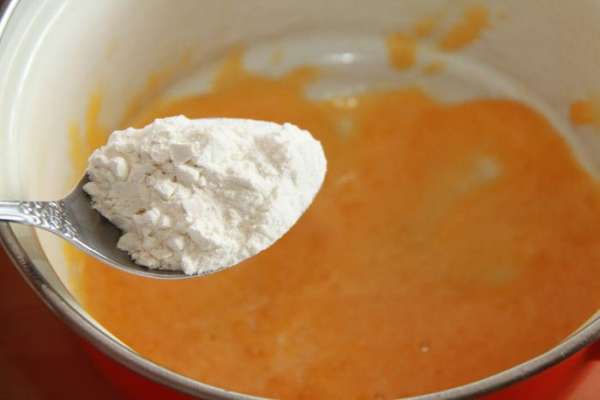 Заливаем яичную смесь горячим молоком, постоянно помешивая. 