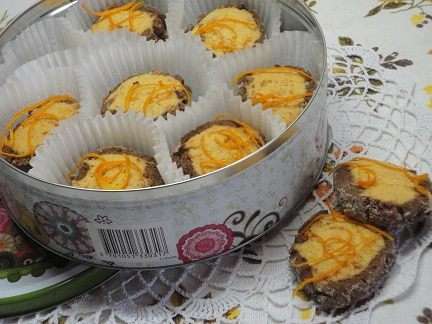 Готовое печенье украсить апельсиновой цедрой.