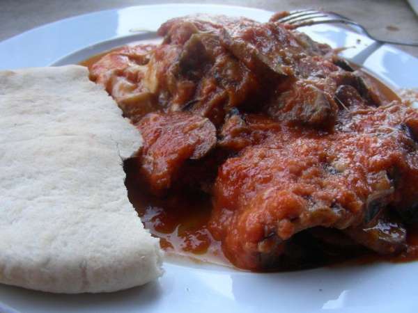 Подаем сразу же. Вкусно со свежим хлебом, чтобы соус им собирать. Приятного аппетита))

