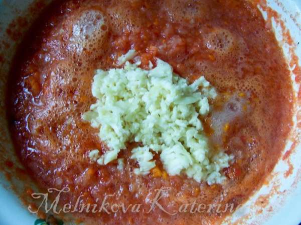 Мясную корону достать из духовки, дать ей остыть прямо в форме. Перевернуть на тарелку (будьте осторожны, сок от мяса будет находиться на дне формы и будет вытекать). Подавать с соусом (я полила сверху, а также подавала отдельно в соуснице). Приятного аппетита! 