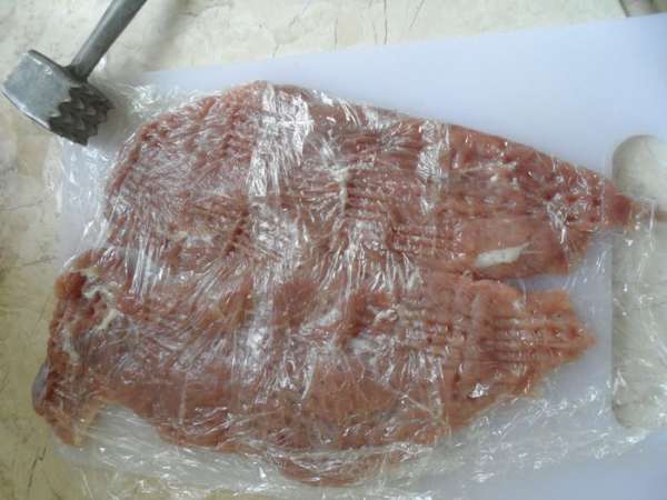Накрыть вырезки кухонной пленкой  и чуть отбить тяпкой. Посолить,поперчить по вкусу.