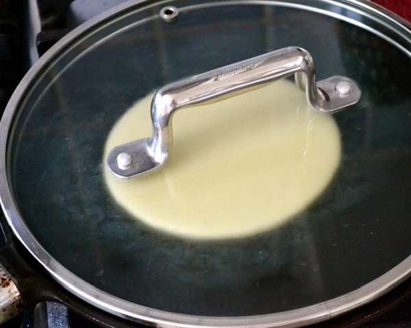 Сковороду накрыть сразу крышкой. Сковороду накрыть сразу крышкой.