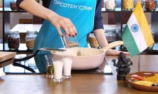Добавить миндаль, перемешать, тушить 5 минут.