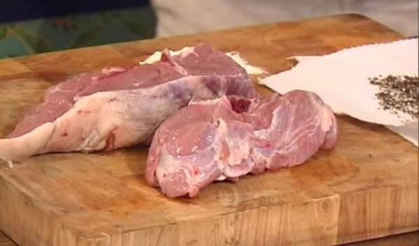 Муку соединить с солью и перцем, обвалять в этой смеси мясо.