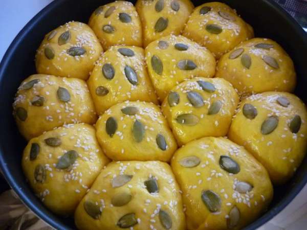Смазываем булочки белком, посыпаем семечками кунжута и тыквы. 
Выпекаем 30 минут при 180 градусах.
Приятного аппетита!