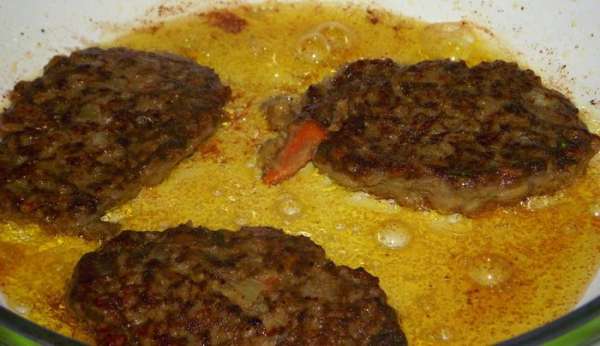 Ложкой кладем массу на раскаленную сковороду с маслом, жарим под крышкой буквально 2-3 минуты, так как печень готовится быстро, а все остальные ингредиенты у нас уже готовы.Переворачиваем и с другой стороны жарим уже без крышки.