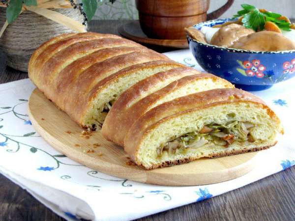 Вот такая получилась желтенькая, румяная кулебяка! 
