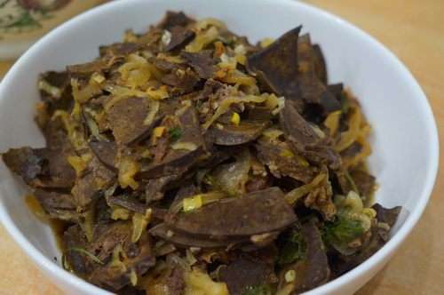 Соединяем лук с ливером, перчим, солим по вкусу. Вот и готово блюдо. Подавать к столу можно как с овощами, макаронами, так и самостоятельным блюдом.