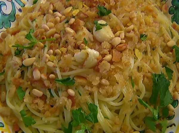 Спагетти выложить в блюдо, посыпать чесночно-хлебной крошкой, кедровыми орехами, лимонной цедрой и оставшейся петрушкой. Спагетти выложить в блюдо, посыпать чесночно-хлебной крошкой, кедровыми орехами, лимонной цедрой и оставшейся петрушкой.