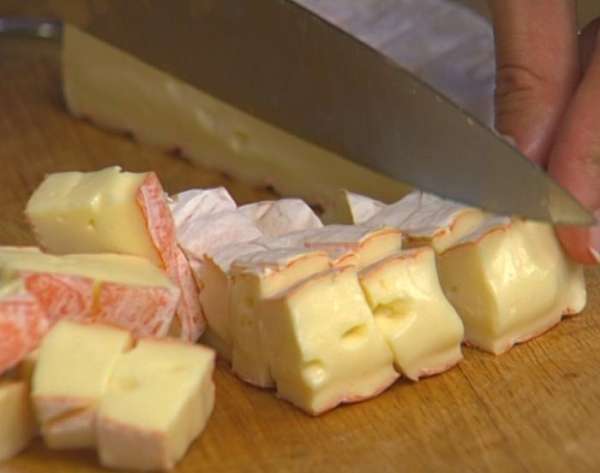 Сыр нарезать небольшими кубиками. Сыр нарезать небольшими кубиками.