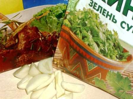 Посолить по вкусу, добавить крупно порезанный чеснок, зиру и сушеную кинзу. Тушить под крышкой на среднем огне до готовности картофеля.
Посолить по вкусу, добавить крупно порезанный чеснок, зиру и сушеную кинзу. Тушить под крышкой на среднем огне до готовности картофеля.
