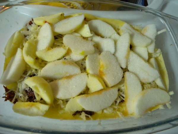 Яблоки. Посыпаем совсем немножко сахаром и корицей. 