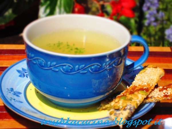Великолепный консоме от Леночки (Elenissima)http://www.edimdoma.ru/retsepty/52405-konsome-s-krutonami,которое я подавала с вкуснейшими хлебцами от Викули (Ла ванда) http://www.edimdoma.ru/retsepty/52679-hlebtsy-ugolok-frantsii. Oчень всем рекомендую!!!! Девочки, спасибо огромнейшее за прекрасные рецепты