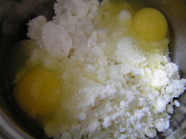 Яйца растереть с творогом и солью,

