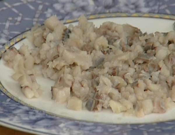 Селедку нарезать небольшими кусочками.