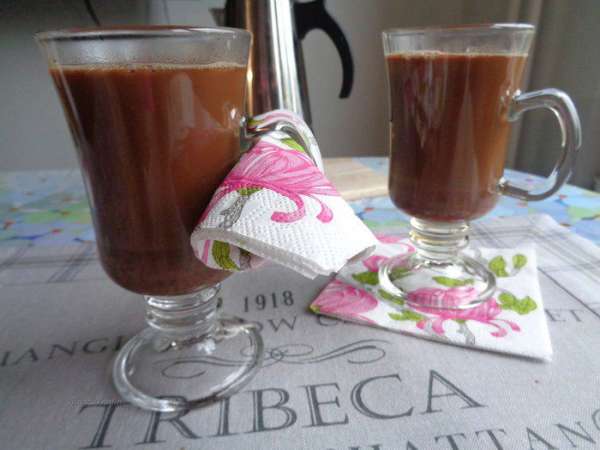 Аккуратно вливаем горячий шоколад.