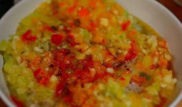Болгарский перец, горький и чеснок почистить и прокрутить через мясорубку. Добавить к помидорам, перемешать.Туда же влить уксус, воду, соль и порубленную зелень. Довести до кипения. Болгарский перец, горький и чеснок почистить и прокрутить через мясорубку. Добавить к помидорам, перемешать.Туда же влить уксус, воду, соль и порубленную зелень. Довести до кипения.