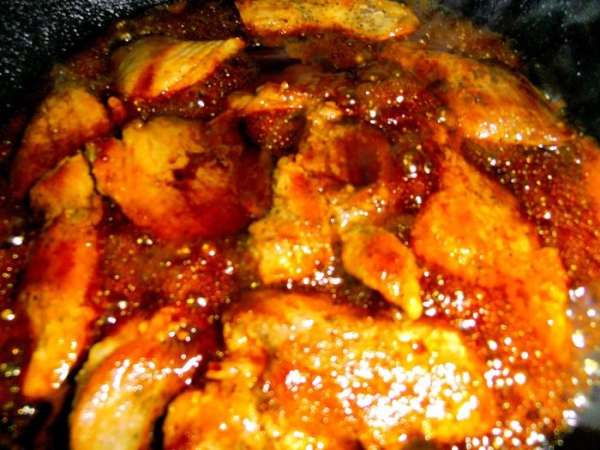 Следим,чтобы всё мясо было под соусом!Пусть побулькают,обменяются соками,затем накрываем крышкой и на маленьком огне доводим до готовности мяса.Но чем дольше соус на огне-тем больше он загустевает,а при остывании желируется.Если мясо не готово,а соус быстро выкипел-добавьте чуть воды.Пробуем на соль и если необходимо-подсаливаем!