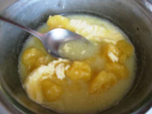 На водяную баню ставим кастрюльку с маслом и медом. 